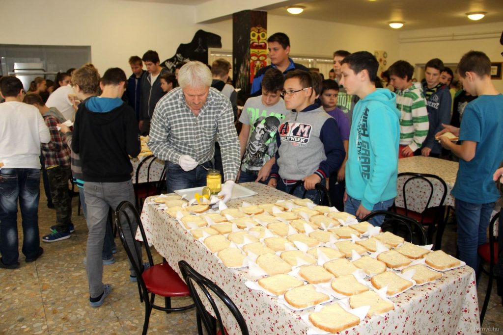 Magyar termelői mézből készült reggelit kapott közel 100 ezer diák!