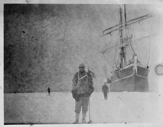 Elképesztő kincsre bukkantak – 100 éves fényképeket találtak az Antarktisz jege alatt